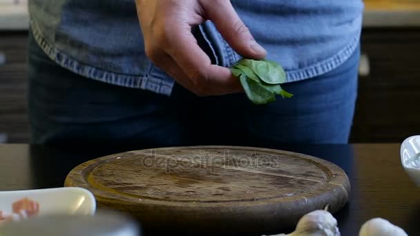 Las manos cocinan lechuga triturada. Desayuno casero — Vídeos de Stock