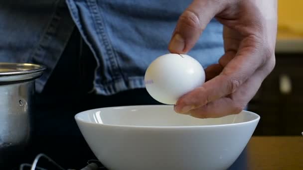 Hände kochen teilen Eigelb und Weiß — Stockvideo