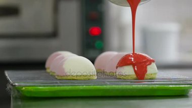 Profesyonel Chef sırlı kek hazırlama