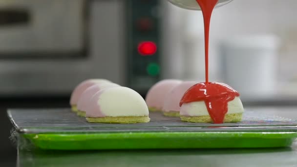 Chef profesional preparando pasteles vidriados — Vídeo de stock