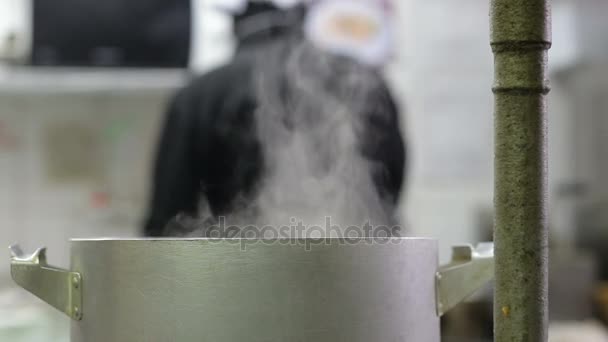 プロのキッチンで料理の蒸し鍋 — ストック動画