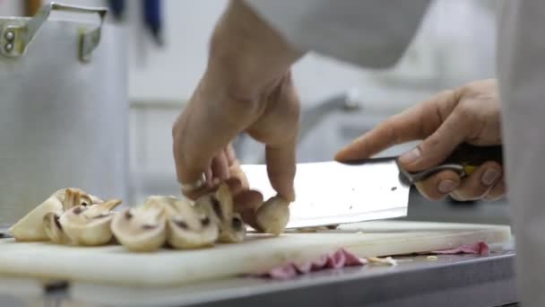 Chef-kok snijden paddestoelen in een restaurant — Stockvideo