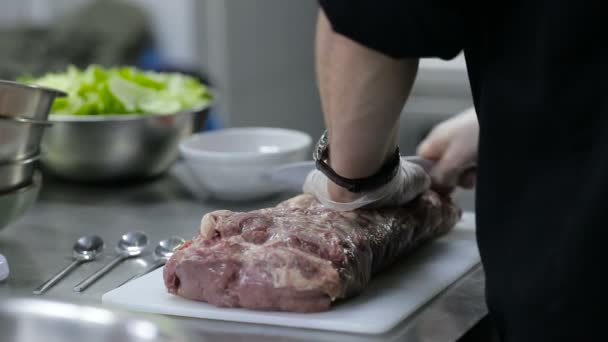 Närbild av kocken skär biff på styrelsen i köket — Stockvideo