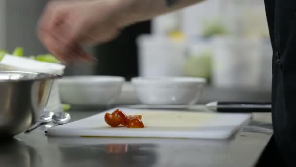 Koch schneidet Gemüse in der Küche — Stockvideo