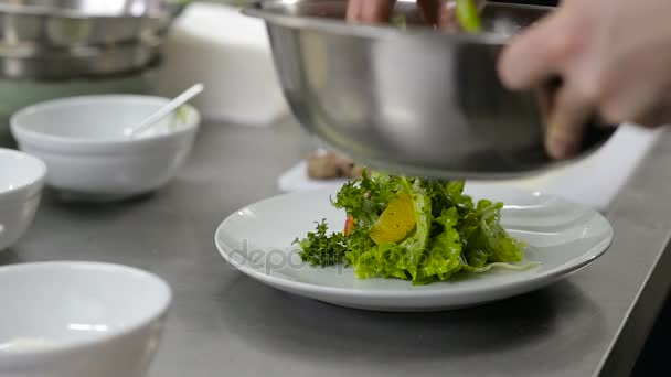 Мужские руки разложили лопату креветки на тарелку и украсить овощами — стоковое видео