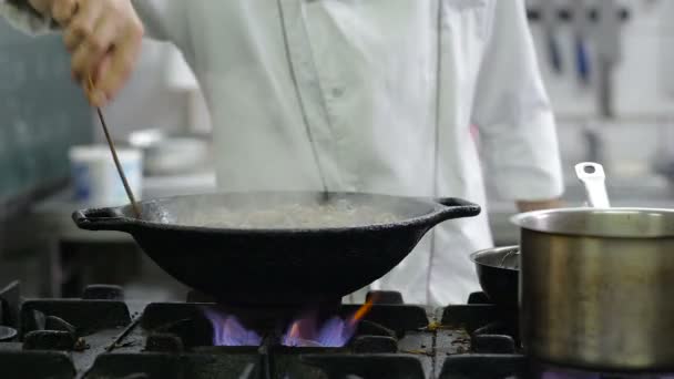 Los hongos se fríen en un wok en la cocina — Vídeo de stock