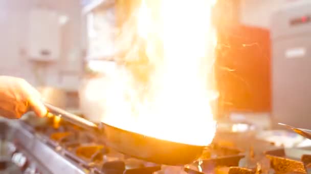 Kock i ett kök matlagning flamberade stil — Stockvideo