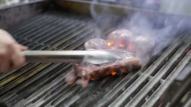 Chef-kok is een steak op de barbecue grillen — Stockvideo