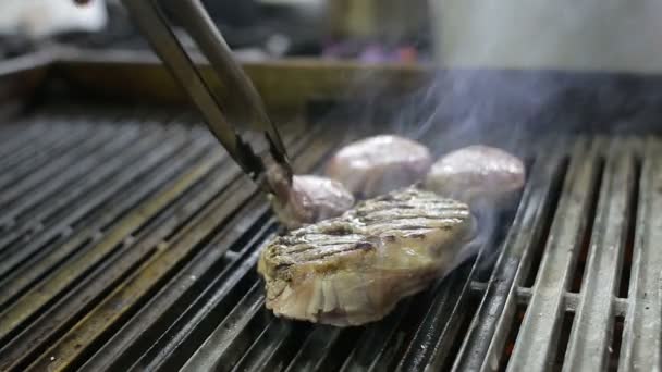 Kocken grillning en biff på grillen — Stockvideo