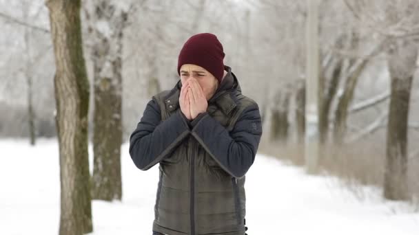 Un uomo incontra un fratello in inverno nel parco, che è troppo tardi — Video Stock