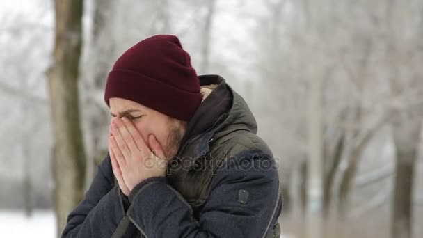 Человек кашляет зимой на улице — стоковое видео