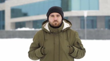 Üzgün genç adam kış City