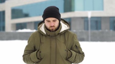Üzgün genç adam kış City