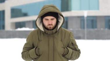 Üzgün genç adam kış City