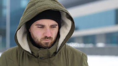 Üzgün genç adam kış City