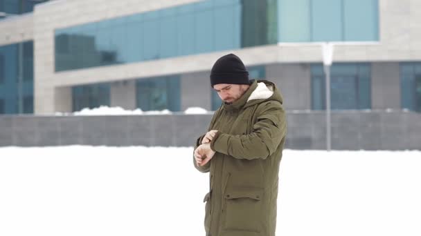 Jonge man te wachten tot iemand in de winter-stad — Stockvideo