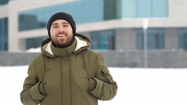 Porträt eines glücklichen jungen Mannes in der Stadt — Stockvideo