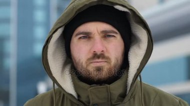 Üzgün genç adam kış City