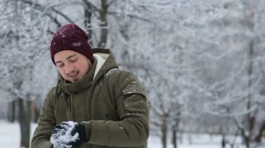 Mutlu adam kartopu atarak