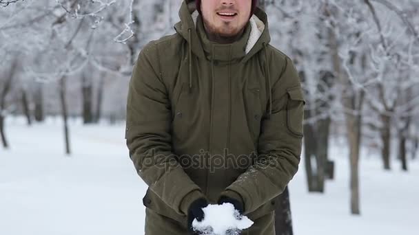 スローモーションの若い男は空気中を投げる雪 — ストック動画