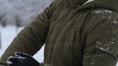 Adam ellerini sallayarak eldiven açık kış kar