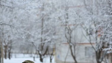 Mutlu adam kartopu atarak