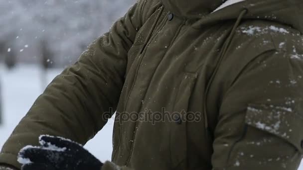 Homme Mains en gants agitant la neige en plein air en hiver — Video