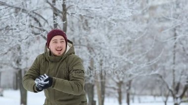 Mutlu adam kartopu atarak