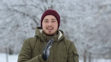 Mutlu bir adam kar topu headshot, slomotion