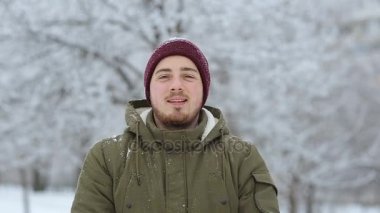 Mutlu bir adam kar topu headshot, slomotion