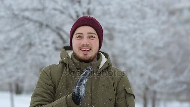 Hombre feliz bola de nieve tiro en la cabeza, slomotion — Vídeos de Stock