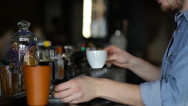 Ein junger Mann benutzt Tabletten, während er an der Bar sitzt — Stockvideo