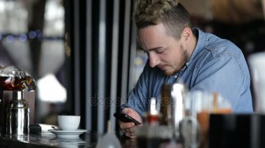 Adam barda oturan sms aramalar