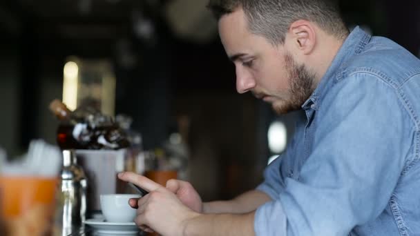Muž vytočí sms sedí u baru — Stock video