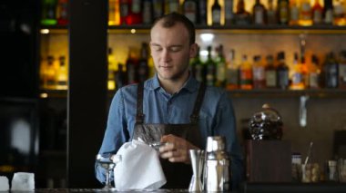 Barın arkasında gözlük silme barmen