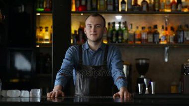 Bardaki bir barmen portresi