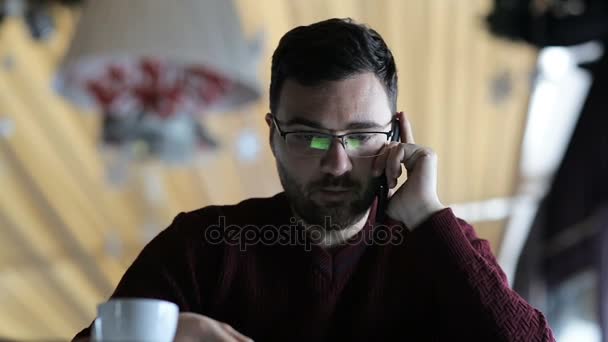 Homem falando no smartphone no bar — Vídeo de Stock