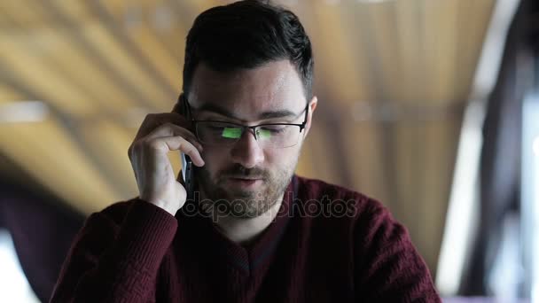 Man talking on the smartphone in the bar — Stock Video