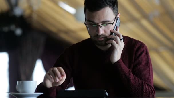 Mann spricht in der Bar auf dem Smartphone — Stockvideo