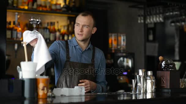 Il barista pulisce gli occhiali dietro il bancone — Video Stock