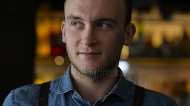 Il barista pulisce gli occhiali dietro il bancone — Video Stock