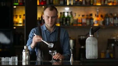 Barda barmen ve müşteri iletişim