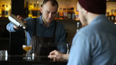 Barmen ve müşteri barda kokteyl hazırlama sırasında iletişim
