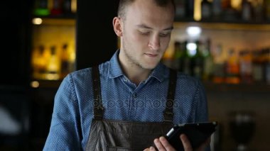 Genç barmen keşfetmek yeni kokteyl tablet kullanma