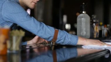 Barmen işe başlamadan önce çubuğu parlatma