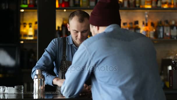 Bartender e o cliente se comunicam no bar — Vídeo de Stock