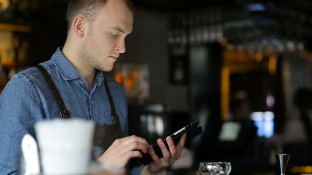 Mladá barmanka zkoumání nové koktejly pomocí tabletu — Stock video