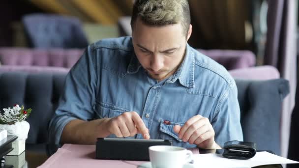 Compras en línea con tarjeta de crédito en tableta digital en el restaurante — Vídeos de Stock