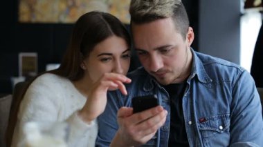 Kafede smartphone ile genç mutlu çift