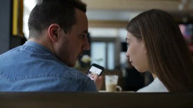 Kafede smartphone ile genç mutlu çift